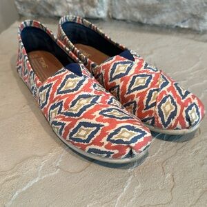 Women’s 7.5 slip on Toms